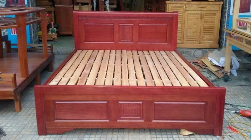 mấu giường được làm từ gỗ keo với thiết kế đơn giản