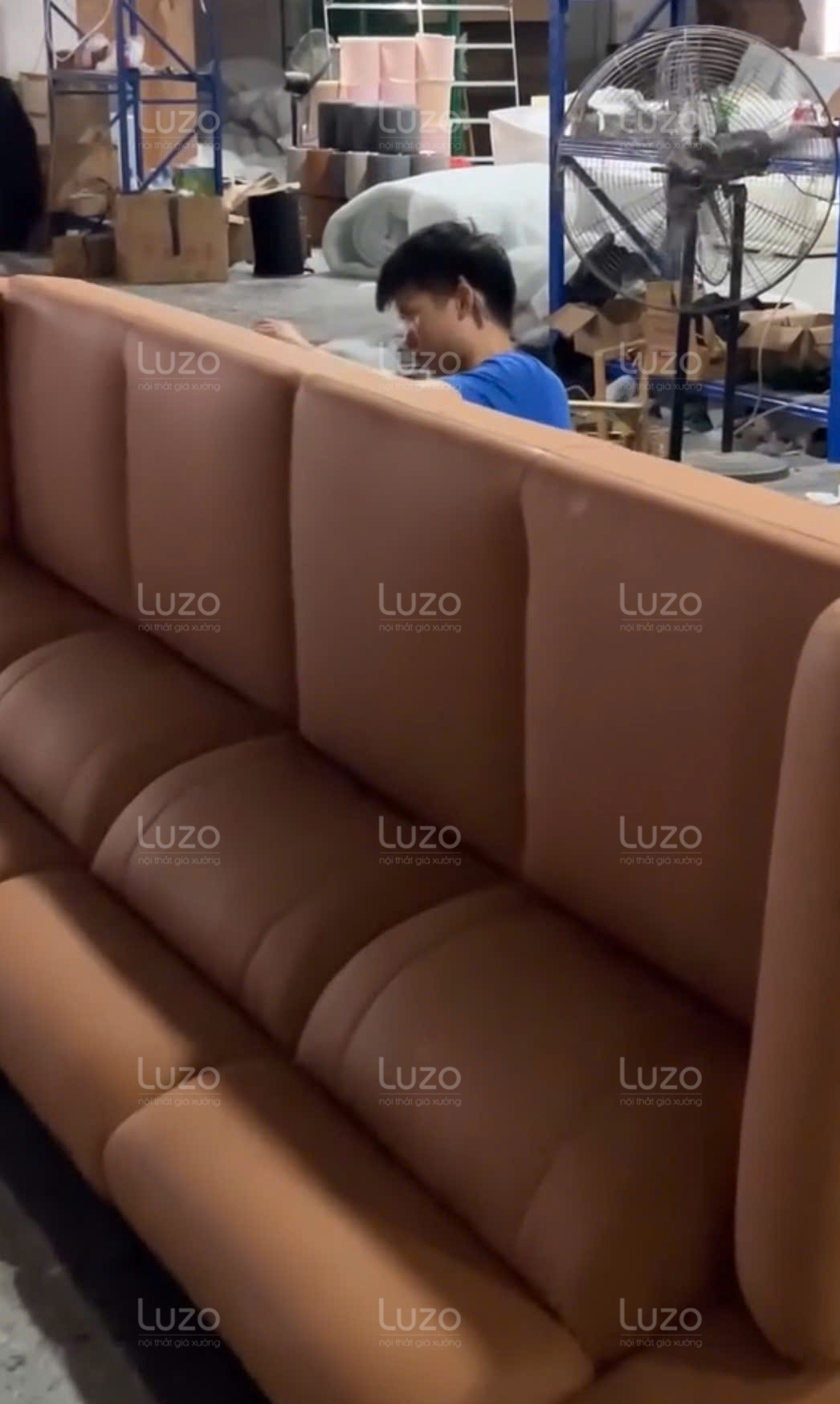 Thợ bọc sofa tại TPHCM đang thi công tại xưởng