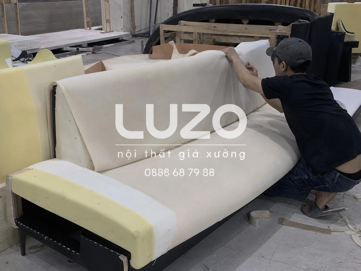 Công đoạn bọc vật liệu mới cho ghế sofa
